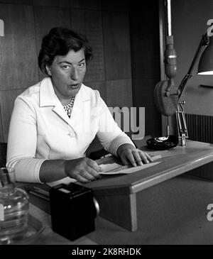 Oslo à l'été 1966: Le populaire programme de radio "The Travel radio" est en cours pour la troisième année consécutive. La terre et la plage autour des journalistes Voyage pour transmettre l'humeur d'été parmi les gens de vacances. Ici, Rigmor Abrahamsen est employé dans le studio. Photo: Lie et Børretzen / actuel / NTB Banque D'Images