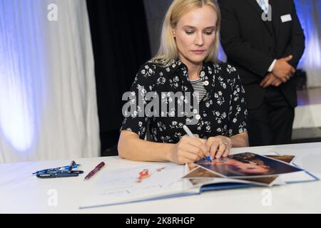 FRANCFORT AM MAIN, Allemagne - 22 octobre 2022: Diane Kruger (*1976, comédies allemandes et américaines actrice allemande et américaine) signe pour les fans à la Foire du livre de Francfort 74th / Buchmesse Francfort Banque D'Images