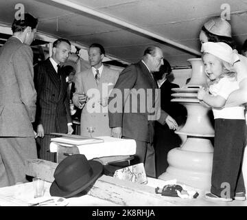 Oslo 19550914. Le prince héritier Olav et le prince Harald accueillent l'équipage et les officiers à bord du navire 'M/S Chr. Bjelland' de Stavanger est situé à Oslo avant le départ vers l'île du Pacifique. Sur l'image (F.) Le prince Harald (homme sans nom), Thor Heyerdahl, le prince héritier Olav et la femme de Heyerdahl Yvonne avec leur fille Anette 2 ans. Photo: Jan Nordby / Archives NTB Banque D'Images