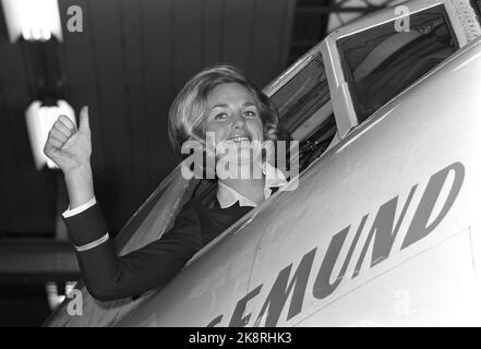 Bardufoss 8 mai 1969. Turi Widerøe a clairement son examen final en tant que compagnon sur la circulation régulière, c'est-à-dire qu'elle est approuvée comme avion de passagers. Ici, elle est dans une machine SAS et va commencer comme un second vol. Elle est la première femme pilote dans une plus grande compagnie aérienne de l'Ouest. Photo: NTB / NTB Banque D'Images