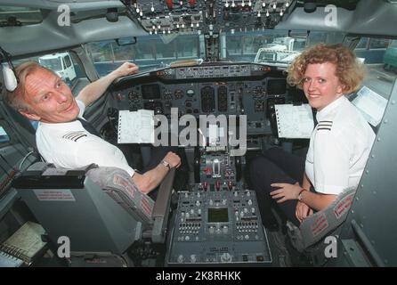 Bærum. La grève dans l'organisation commune des universitaires ci-dessus. Prêt sur les ailes encore une fois, sourit le capitaine Bjarne Gundersen et son compagnon Camilla Mørkholm sur le premier avion Braathens qui a soulagé la grève de lundi. (Photo : Morten Holm, NTB plus) Banque D'Images