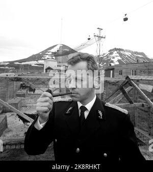 Svalbard, Longyearbyen 1963. Finn Backer Midbøe est gouverneur de Svalbard depuis trois ans. Ici, il se tient dans les zones minières, les montagnes couvertes de neige en arrière-plan. Les wagons de mine pendent dans l'air. Photo: Aage Storløkken / actuel / NTB Banque D'Images