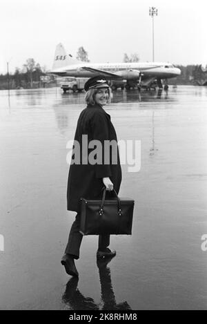 Bardufoss 8 mai 1969. Turi Widerøe a clairement son examen final en tant que compagnon sur la circulation régulière, c'est-à-dire qu'elle est approuvée comme avion de passagers. Ici, elle est sur le chemin d'une machine SAS et va commencer comme un second vol. Elle est la première femme pilote dans une plus grande compagnie aérienne de l'Ouest. Photo: Aage Storløkken / actuel / NTB Banque D'Images