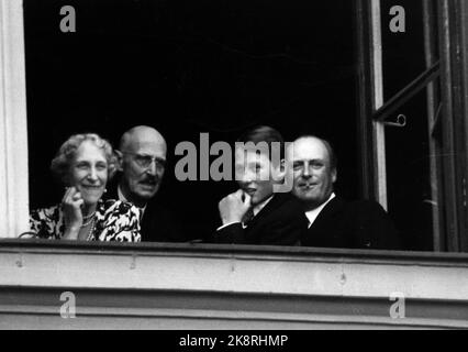 Oslo. Roi Haakon 80 ans 3 août 1952. La photo: Depuis la fenêtre du château, le roi Haakon VII regarde les départements militaires qui ont réessayé les Slottsbakken pendant les marches de l'entraînement. À côté de lui la princesse Ingeborg, le prince Harald et le prince héritier Olav. Photo: Sverre A. Børretzen / actuel / NTB Banque D'Images