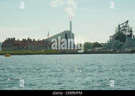 Vue sur Amager Bakke ou Amager Hill, également connu sous le nom d'Amager Slope ou de Copenhague, une centrale combinée de production de chaleur et d'énergie à la production d'énergie à Copenhague Banque D'Images