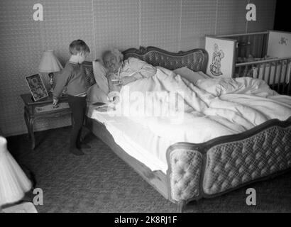 Jessheim 31 mars 1973. Arnardo (Arne Otto Lorang Andersen) se prépare à recevoir la Médaille du mérite du roi en or. Ici, le petit déjeuner est mangé sur le lit, servi par son fils Frode. Photo: Ivar Aaserud / courant / NTB Banque D'Images