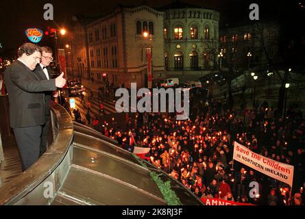 Oslo 19981210 Prix de la paix. Prix Nobel de la paix 1998 aux deux politiciens irlandais John Hume et David Trimble. Environ 400 participants ont rendu hommage aux lauréats du Prix de la paix de cette année, John Hume (appareil photo le plus proche) et David Trimble, avec un train de torchlight passant devant le Grand Hotel. Voici les deux sur le balcon. Photo: NTBPpluss / piscine / NTB / Rune Petter Ness Banque D'Images