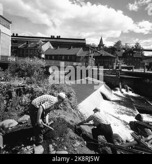 Oslo à l'été 1962. Une promenade le long de l'Akerselva de OS à OS. Ici en arrière-plan Christiana Spigerverk, a commencé en 1853. Photo: Aage Storløkken / actuel / NTB Banque D'Images