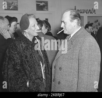 Gardemoen 19530125. La princesse Märtha, la princesse Astrid et la princesse Ragnhild viennent en Norvège. À l'aéroport de Gardermoen, ils ont été accueillis par le prince héritier Olav, le prince Harald et le roi Haakon. Le prince héritier Olav et la princesse Märtha étaient heureux de se revoir. Crown Princess Märtha avec fourrure et chapeau, Crown Prince Olav fume la cigarette. Photo: Archives NTB / NTB Banque D'Images