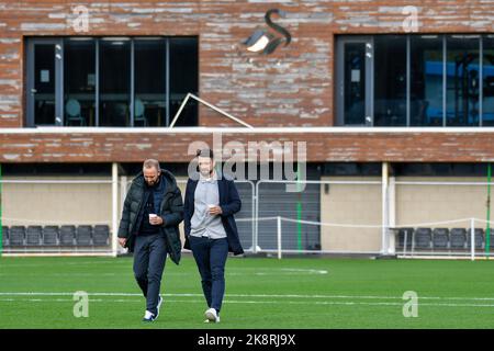 Swansea, pays de Galles. 24 octobre 2022. Russell Martin, directeur municipal de Swansea, et Matt Gill, directeur adjoint de Swansea City, ont un chat lors du match de la Professional Development League entre Swansea City moins de 21 ans et Millwall moins de 21 ans à la Swansea City Academy à Swansea, au pays de Galles, au Royaume-Uni, le 24 octobre 2022. Crédit : Duncan Thomas/Majestic Media/Alay Live News. Banque D'Images