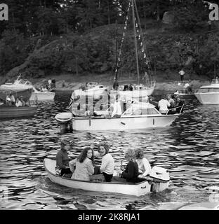 La soirée du fjord d'Oslo 19710623 St.Hans est célébrée sur le fjord. Ici des bateaux avec des gens heureux sur leur chemin de sortie du fjord à Langåra. Petit bateau en plastique avec de nombreux passagers au premier plan. Photo: Thorberg / NTB / NTB Banque D'Images