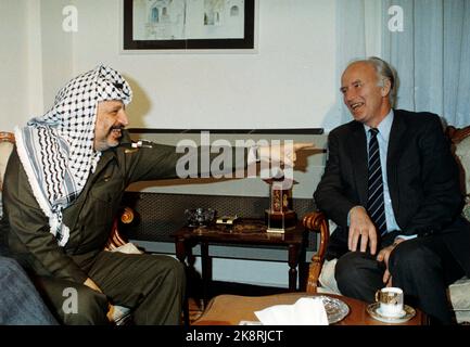 Tunisie 19890129. Le ministre des Affaires étrangères Thorvald Stoltenberg (AP) rencontre le dirigeant de l'OLP Yasser Arafat en Tunisie. Photo: Bjørn Sigurdsøn NTB Banque D'Images