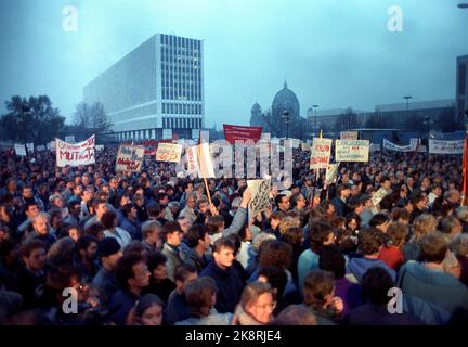 Berlin Allemagne 19891108 avant la chute du mur de Berlin, Berlin-est : rencontre à Berlin-est, en dehors du siège du Parti communiste. La masse des gens, des affiches. Photo: Jørn H. Moen / NTB / NTB. Banque D'Images