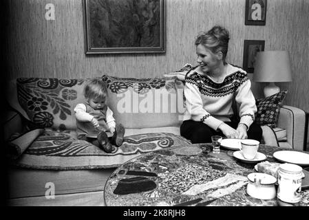 Le 1968 mars en cours à la maison avec l'actrice Liv Ullmann sur Strømmen avec sa fille Linn Ullmann. Maman et fille sur le canapé. Photo: Ivar Aaserud / courant / NTB Banque D'Images