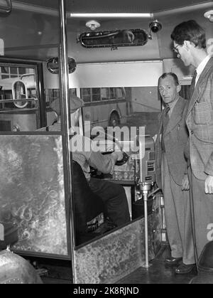 Oslo. 19470705.bus de tramway. Ils ont été construits à l'atelier météorologique de Strømmen. Ils ont marché à Oslo entre 1940 et 1968. Les barres du détecteur de puissance sur le toit du chariot, qui traîné sous les lignes électriques aériennes à 4-5 mètres au-dessus du niveau de la rue. Voici un chauffeur de bus prêt. Machine à billets au milieu de l'image. Photo: NTB / NTB Banque D'Images