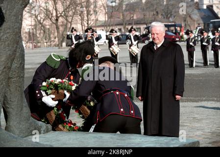 Oslo 19960325: Le président russe Boris Eltsine dépose une couronne au Monument national de la forteresse d'Akershus. Eltsine est en visite d'État en Norvège. Photo: Gunnar Lier Scanfoto / NTB Banque D'Images