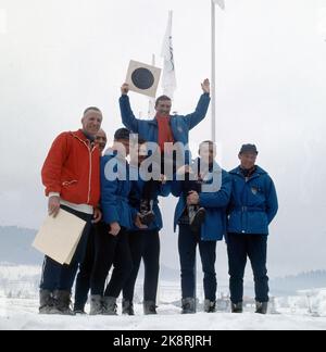 Grenoble, France Jeux Olympiques d'hiver 196802 à Grenoble. Biathlon. Magnar Solberg se réjouit après la victoire de 20 kilomètres. Ici avec les coéquipiers, qui plus tard ont pris l'argent sur le bâton. Photo: NTB / NTB Banque D'Images