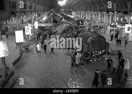 Oslo 19701227 les trains de marchandises ont perdu les freins et ont explosé dans le hall de la gare est d'Oslo. Le conducteur du train a péri et le phare a été jeté avant de se rétrécir. Heureusement, il n'y avait que 10-15 prédateurs dans le hall lorsque l'accident s'est produit. Ici, les curieux épaves de train prennent une vue. Photo: NTB / NTB Banque D'Images