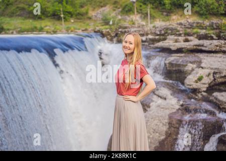 Femme touriste sur fond de pittoresques chutes du Niagara sur la rivière Cievna. Monténégro, près de Podgorica. Concept de voyage autour du Monténégro Banque D'Images