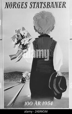 Le chemin de fer célèbre 100 ans 1954. NSB 100th anniversaire. Affiche de l'anniversaire. Petit garçon en boupar et avec des fleurs, attendant un train. Photo: Actuel / NTB Banque D'Images