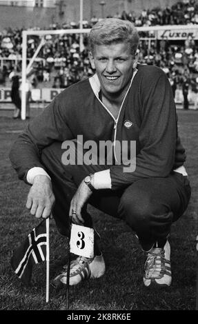 Oslo 19640702 Athlétisme, international Norvège - Benelux, Bislett. Terje Pedersen, âgé de 21 ans, établit un record mondial dans les lancers de javelin avec 87,12. La photo montre Terje Pedersen à la marque V-record. Photo: RTB / NTB Rolf Pettersen Banque D'Images