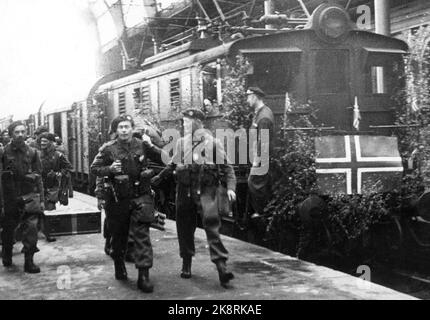 Oslo 194505 Peace Days, mai 1945. Des soldats anglais et norvégiens arrivent à l'East Railway en mai 1945. Drapeau norvégien sur la locomotive. Photo NTB / NTB Banque D'Images