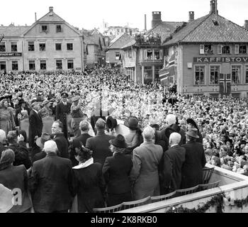 Stavanger à l'automne 1945. La visite du prince héritier : le prince héritier Olav est accueilli par une mer. Photo: Kjell Lynau / NTB Banque D'Images