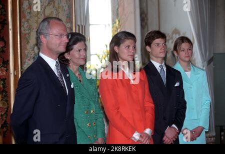 Stockholm 199604: Roi Carl XVI Gustaf 50 ans - plusieurs jours de fête annuelle pour le roi de Suède. Photo: L'anniversaire de naissance réel sur 30 avril. Le roi Carl Gustaf reçoit les félicitations du peuple au château. 2000 chanteurs lui rendent hommage. Ici avec le reste de la famille au château. Depuis : le roi, la reine Silvia, la princesse Victoria, le prince Carl Philip et la princesse Madeleine. Photo: Bjørn Sigurdsøn / NTB / NTB Banque D'Images