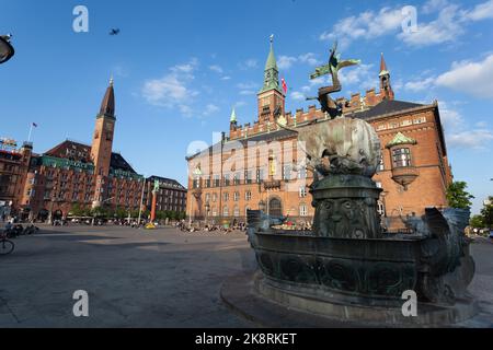 La façade de l'hôtel de ville de Copenhague et la Tour de l'horloge, et l'hôtel Palace au Danemark Banque D'Images