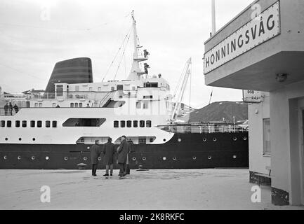 Norvège du Nord 19650724 touristes à l'hôtel Hurtigruta touristes qui veulent voir autant de Norvège que possible, et le soleil de minuit, prendre la route rapide de Bergen à Kirkenes et de retour. Ils vivent dans un hôtel flottant qui les emmène dans de petits endroits et des villes le long de la côte. Hurtigruta au quai de Honningsvåg. Photo: Sverre A. Børretzen / actuel / NTB Banque D'Images