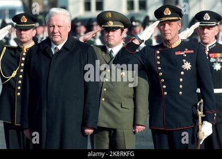 Oslo 19960325: Le président russe Boris Eltsine dépose une couronne au Monument national de la forteresse d'Akershus. Le roi Harald salue (sa droite). Eltsine est en visite d'État en Norvège. Photo: Gunnar Lier Scanfoto / NTB Banque D'Images