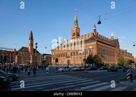 La façade de l'hôtel de ville de Copenhague, la Tour de l'horloge et l'hôtel Palace au Danemark Banque D'Images