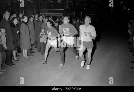 Oslo 19650401 BUL organise la première course dans les rues d'Oslo, et plus de 10 000 spectateurs ont vu Mariano Cisneros (M. N° de début 1 sur la poitrine) battez Thor Helland (N° de départ 6) et Pål Benum (N° de départ 7). Le sentier a parcouru plus de 7 tours dans un sentier de 1000 mètres à Vestre Vika. Voici ces trois en action. Photo: NTB / NTB Banque D'Images