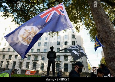 Londres, Royaume-Uni. 23rd octobre 2022. Les manifestants tiennent des drapeaux pendant la manifestation. Des centaines de personnes ont défilé de Downing Street via Chinatown à l'ambassade chinoise de Londres, pour protester contre l'incident d'agression au cours duquel un manifestant de Hong Kong, Bob Chan, Qui a été vu tiré dans les jardins d'un consulat chinois à Manchester et battu par le personnel de 17 octobre 2022. Crédit : SOPA Images Limited/Alamy Live News Banque D'Images