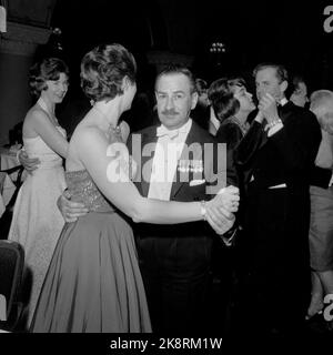 Oslo 19620301 Chat Noir Revy Theatre a 50 ans et marque cela avec une grande fête anniversaire à l'Hôtel Bristol. Ici, le tiroir Pedro, alias Salo Grenning, bascule dans la danse. Photo: Storløkken / actuel / NTB Banque D'Images