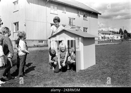 Sandefjord août 1970 Anita Hegerland, de Sandefjord, a atteint le sommet suédois de seulement neuf ans. Ici, elle s'apprécie pendant les vacances d'été avec ses frères et sœurs, sa mère et ses camarades de jeu. Photo: Ivar Aaserud / courant / NTB Banque D'Images