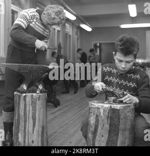 Hammerfest 19580607. La ville la plus septentrionale du monde possède l'une des meilleures écoles primaires de Norvège. Les gens viennent de tout le pays et de l'étranger pour regarder l'école. Le souhait était que l'école ait une tempête et une salle de sport d'au moins 300 m². La salle est devenue un auditorium couvert de 800 m2. Avec 540 m². Piste de gravier. Autour de l'espace de graviers, il y a des « sidewalk » avec des portes dans les salles de classe. Ici, nous voyons des garçons qui travaillent sur l'artisanat. Photo: Sverre A. Børretzen courant / NTB Banque D'Images