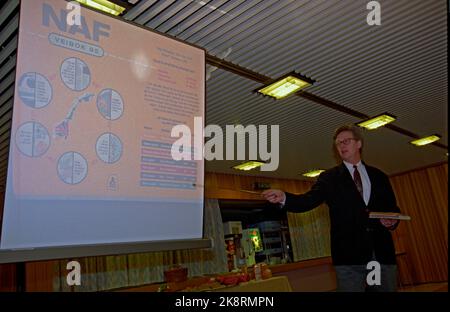 Oslo 19950110 l'éditeur du livre de cartes Knut Evensen présente le livre de route de la NAF pour 1995. Le guide routier de NAF contient des cartes complètes et des descriptions de voyage sur les routes norvégiennes. Le livre est sorti pour la première fois en 1928. Photo. Erik Johansen / NTB Banque D'Images