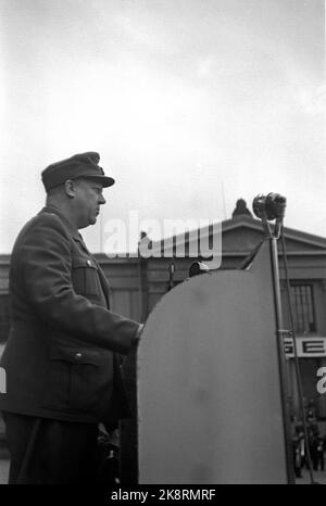 Oslo 19440515 Norvège pendant la Seconde Guerre mondiale Le président du ministre Vidkun Quisling s’exprime sur la place de l’université d’Oslo contre ce qu’il appelle les traîtres de Londres et la lutte contre le bolchevisme. Quisling sur la chaire. Photo: Kihle / NTB / NTB Banque D'Images