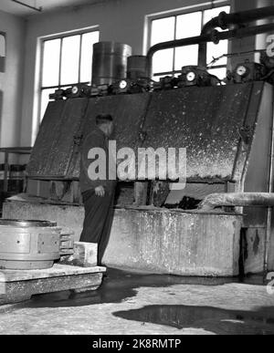 Skien 19590725, « la plus grande et la plus rapide machine à papier de Norvège ». La cellulose, la pâte de bois et le papier sont maintenant produits dans l'ancien monastère. Voici Union Bruk, qui est l'une des sept usines du Groupe de l'Union, le plus grand fabricant de papier de Norvège. En une demi-heure, 6 tonnes de papier journal sont finies. De la pulpe entre dans la machine et jusqu'à ce que le papier sorte, cela prend une demi-minute. Vitesse maximale : 45 km par heure. Photo: Aage Storløkken / actuel / NTB Banque D'Images