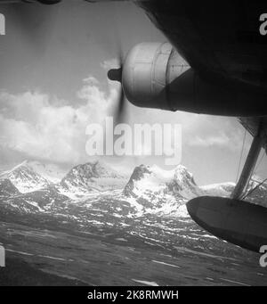 La côte norvégienne Mai 1947: La compagnie d'aviation norvégienne 'Flying Hurtigrute' a eu son premier voyage d'essai Oslo-Tromsø-Oslo 1 et 2 mai avec l'hydravion Kvitbjørn. Le personnel actuel s'est joint à la visite. Ici à bord de 'Kvitbjørn', en passant par la chaîne de montagnes 'les sept Sœurss'. Photo : Th. Scotaam / courant / NTB Banque D'Images