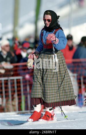 Hafjell, municipalité de Øyer 19940223. Jeux olympiques Lillehammer 1994. La reine Sonja (retour) a participé à la petite amie pendant la pause pour la grande course de slalom à Hafjell. La piste de ski. Photo: Pål Hansen / NTB Nouveau scan SPBEKEIL Banque D'Images