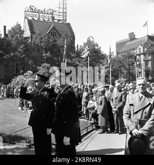 Oslo 19550607. Le 50th anniversaire de la résolution 1905 de l'Union. La foule à l'extérieur du Storting dans le cadre de la réunion commémorative qui a eu lieu. Photo: Børretzen / Storløkken / Pagano / actuel / NTB Banque D'Images