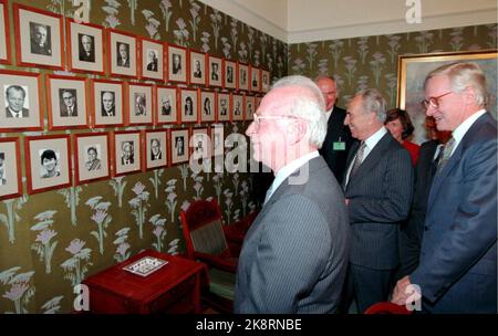 Oslo 19941210. Prix Nobel de la paix 1994. Le prix Nobel de la paix pour 1994 est divisé entre Arafat, Peres et Rabin. Yitzhak Rabin (au milieu) et Shimon Peres (en arrière-plan), lauréats du Prix de la paix, vous pourrez voir les portraits des anciens lauréats du Prix de la paix lors de la visite à l'Institut Nobel. Francis Sejersted, président du Comité Nobel. Photo : Gunnar Lier Banque D'Images