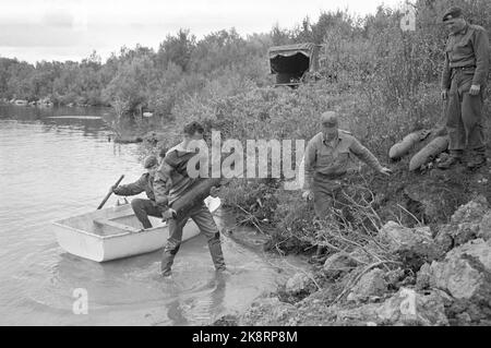 Kirkenes 1962. Le commandement minier est en cours, ils sécurisent le pays contre les explosifs mortels de la guerre. Photo; Ivar Aaserud / courant / NTB actuel n° 40-1-62 'avec la mort dans les mains' Banque D'Images