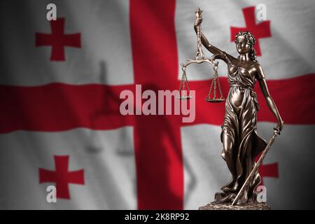 Drapeau de Géorgie avec statue de justice de dame et balance judiciaire dans la pièce sombre. Concept de jugement et de punition, contexte des sujets de jury Banque D'Images