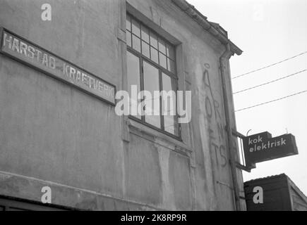 Harstad 19510310 présence de paraffine dans Harstad. Le rationnement de puissance entraîne l'utilisation et l'utilisation de lampes à paraffine et d'amorces dans Harstad. Extérieur de la centrale électrique de Harstad photo; Sverre A. Børretzen / courant / NTB Banque D'Images