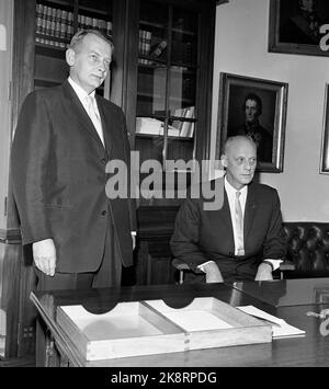 Oslo 19651012 changement de gouvernement. Le gouvernement Gerhardsen prend sa retraite et le gouvernement Borten prend la relève. Ici changer dans le ministère des Finances. OLE Myrvoll 8 (H) prend la relève après Andreas Cappelen. Photo: NTB / NTB Banque D'Images