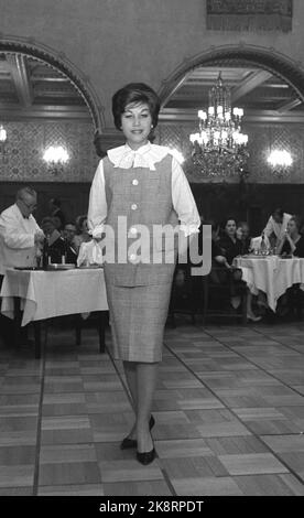 Oslo 19600917. Défilé de mode de vêtements de mère qui a été présenté à un grand public de Bristol. Voici une veste (chatons), une jupe et un chemisier blanc avec col pour bébé. Photo: Sverre A. Børretzen courant / NTB Banque D'Images