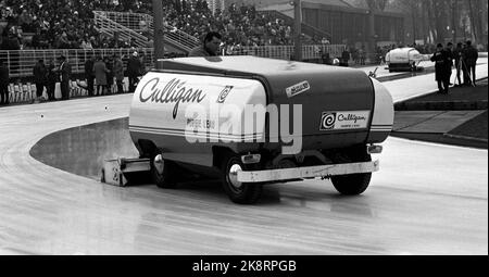 Grenoble, France Jeux Olympiques d'hiver 196802 à Grenoble. Patins rapides. Ici, depuis le stade de patinage, une machine à glace prépare la glace. Photo: Actuel / NTB Banque D'Images